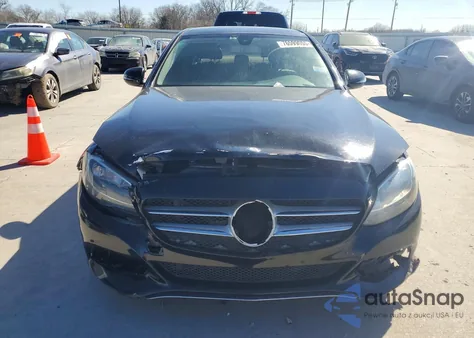 2017 Mercedes-Benz C 300 z USA, uszkodzony, nr VIN 55SWF4JB9HU231104